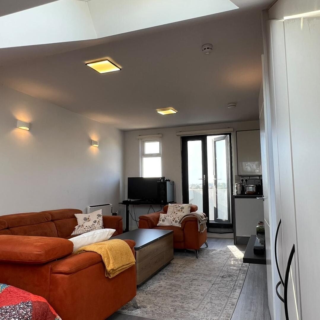 Flat Ballards Lane in Greater London