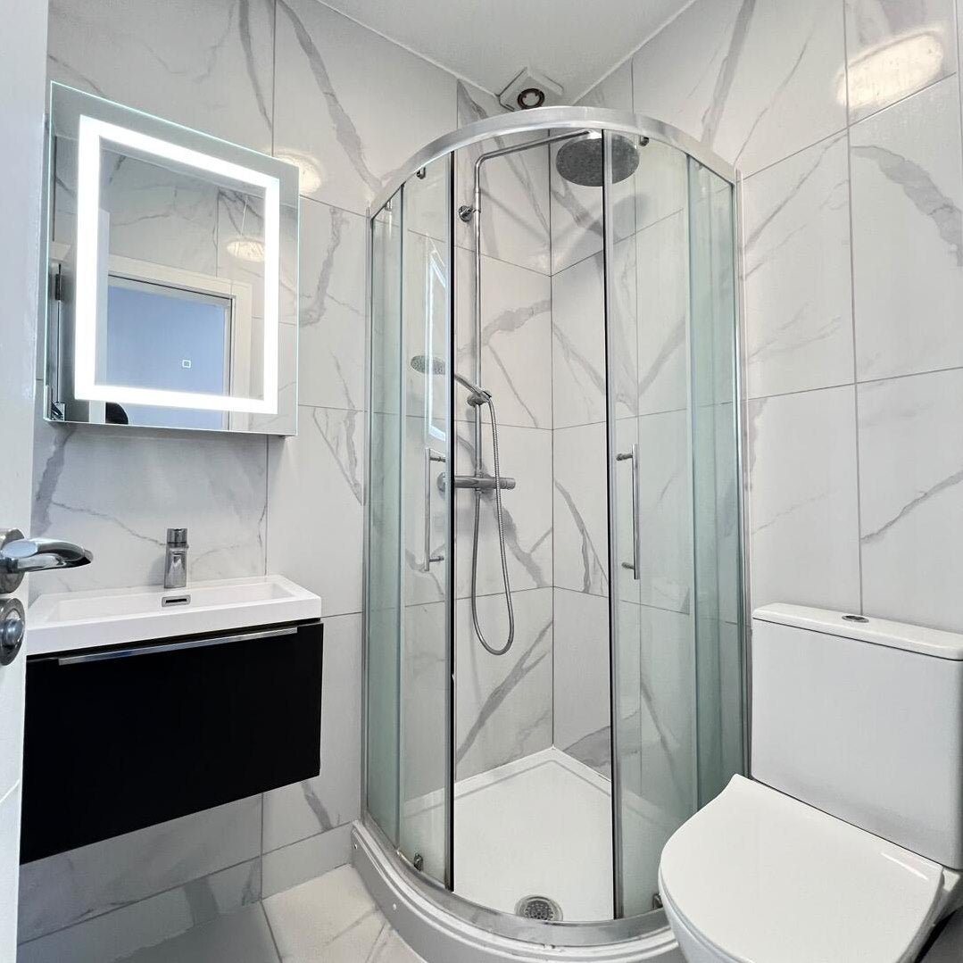 Flat Ballards Lane in Greater London