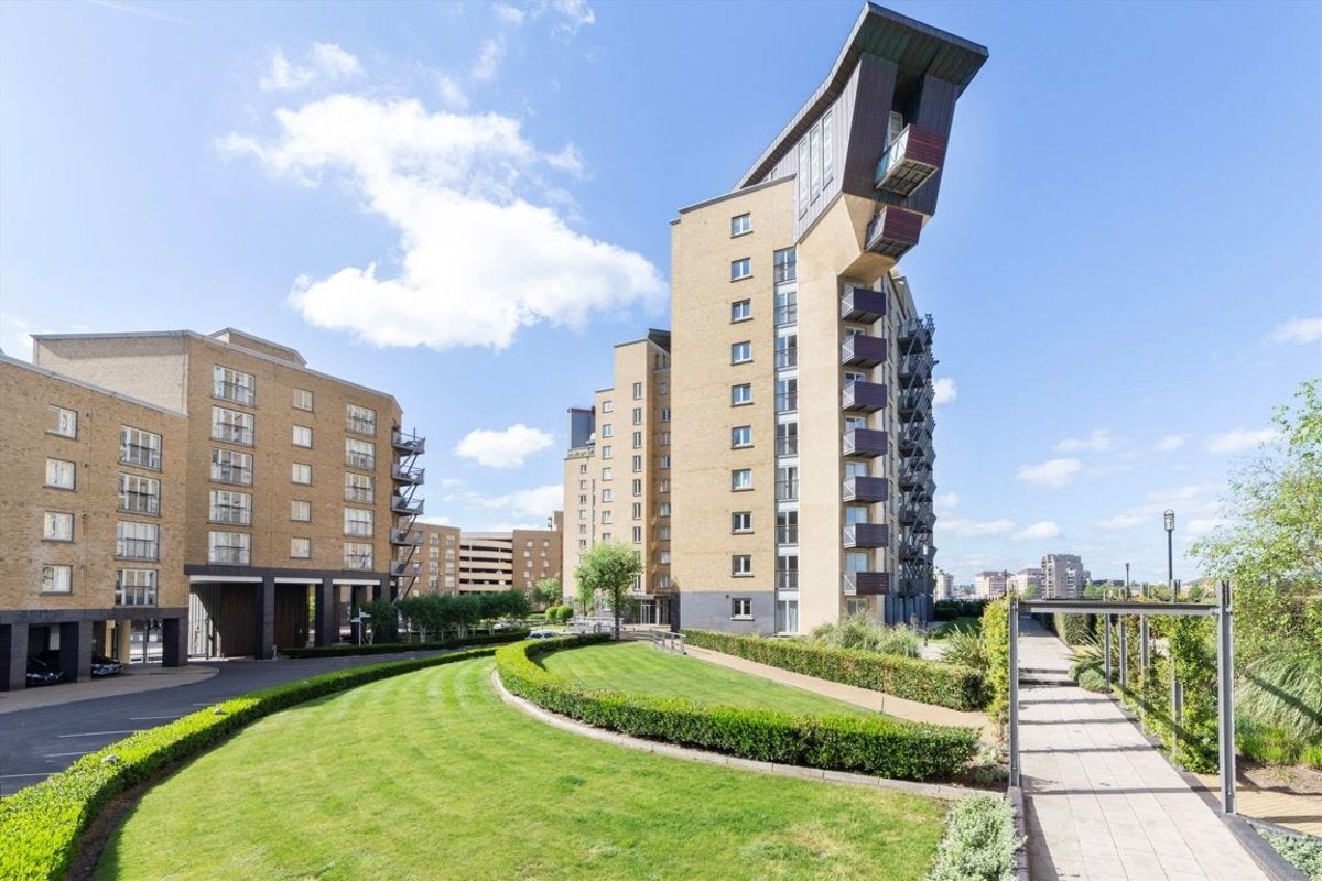 Flat Westferry Road in Greater London
