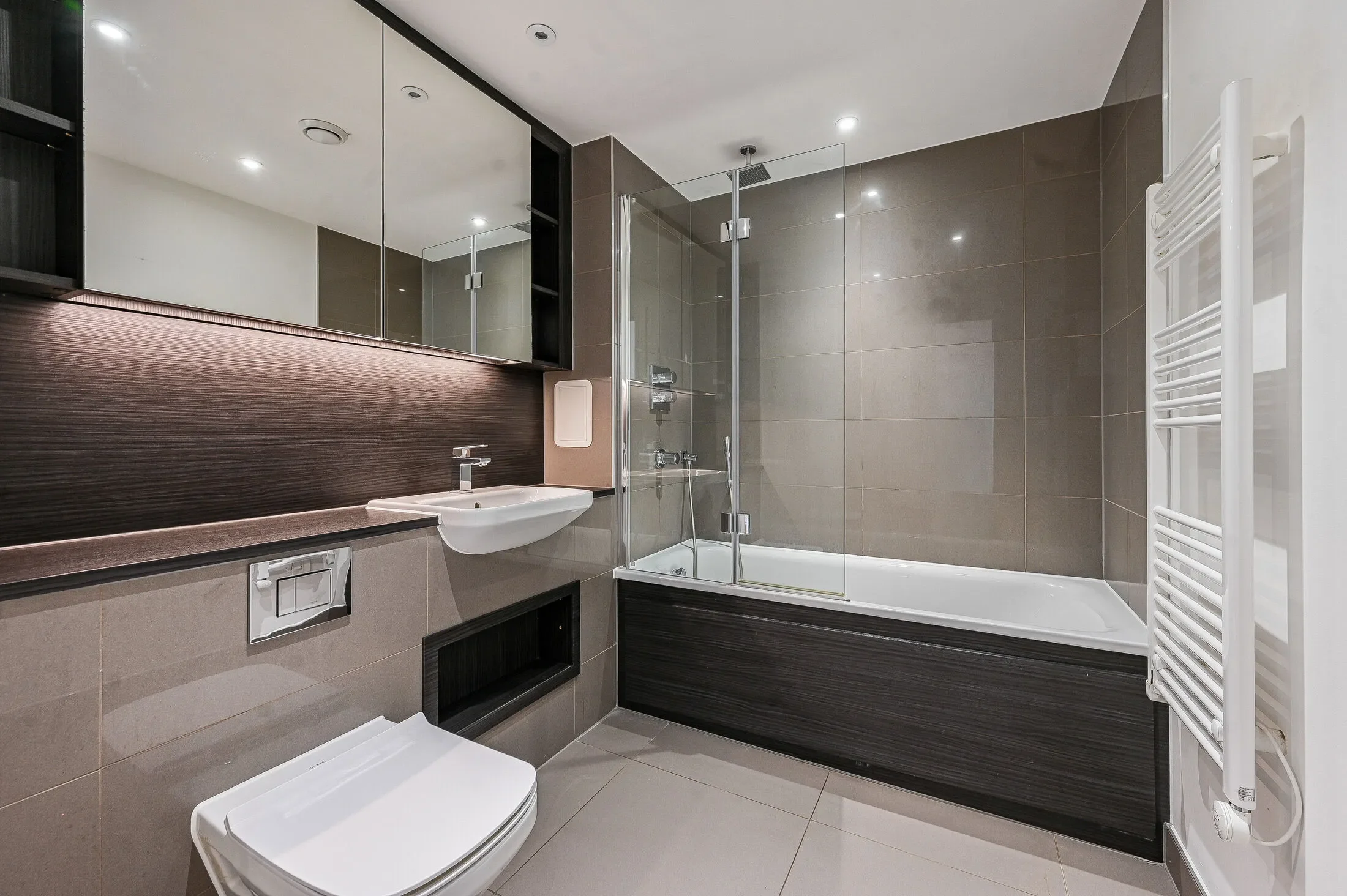 Flat Cable Walk in Greater London