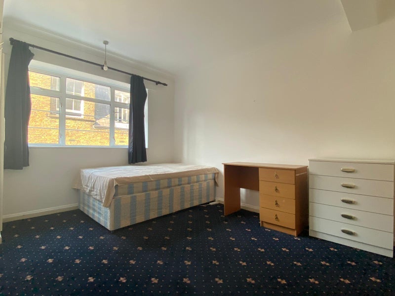 Room Edith Villas in Greater London