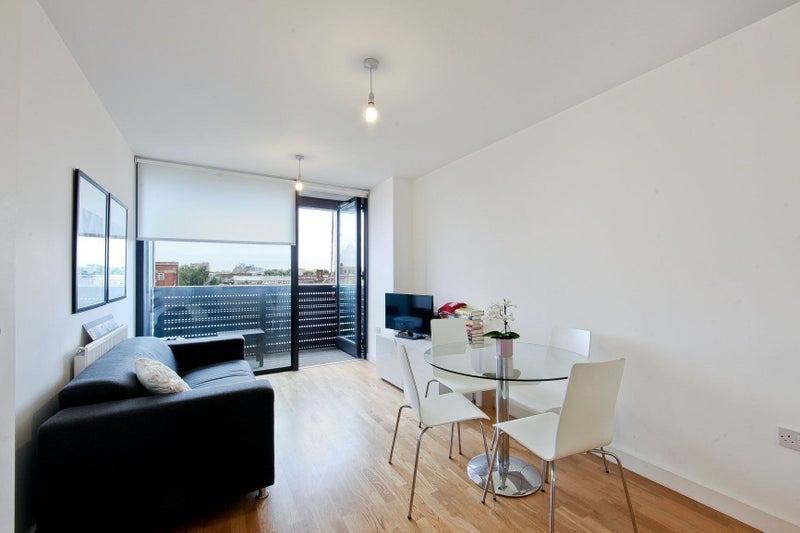 Flat Amelia Street in Greater London