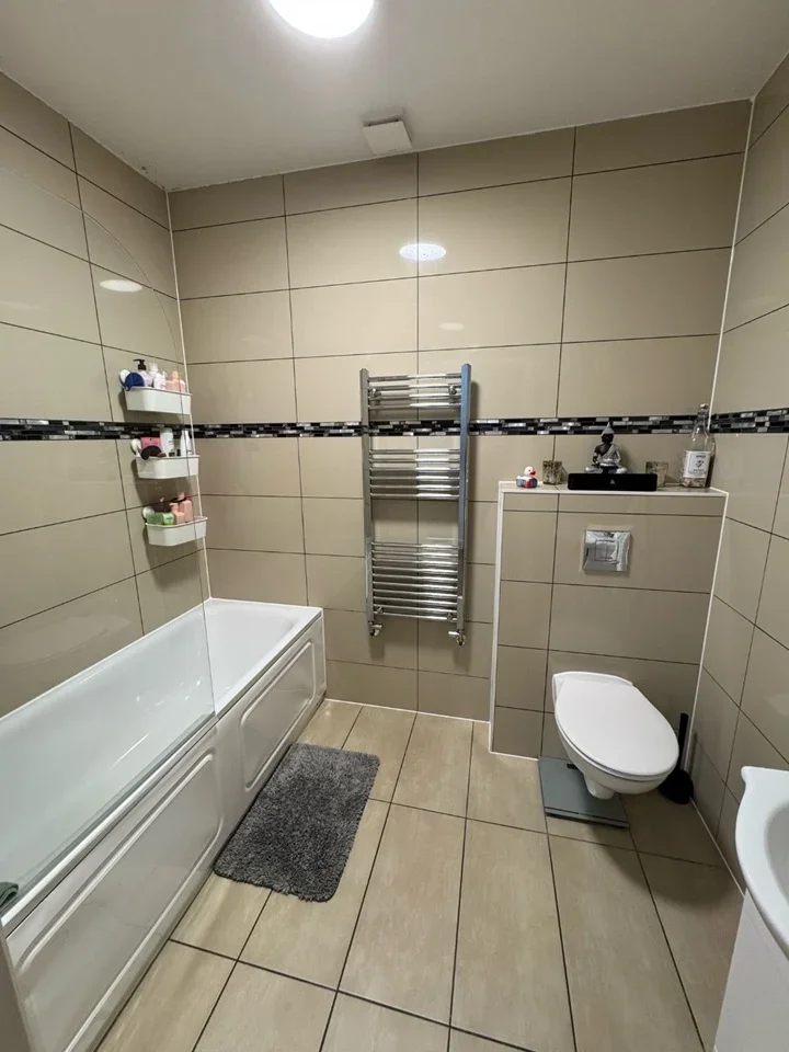 Room Lewis Grove in Greater London