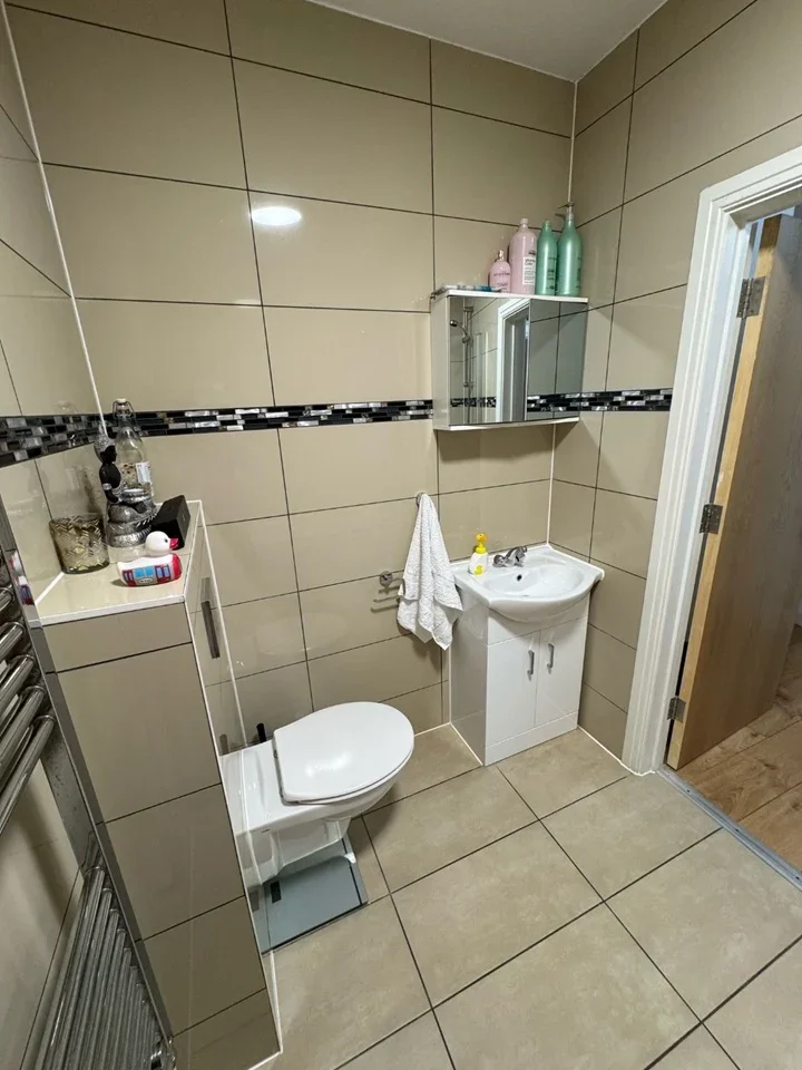 Room Lewis Grove in Greater London