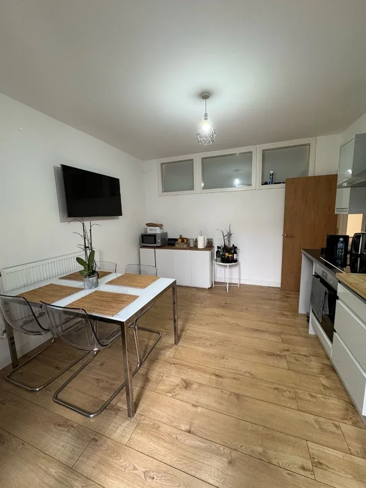 Room Lewis Grove in Greater London