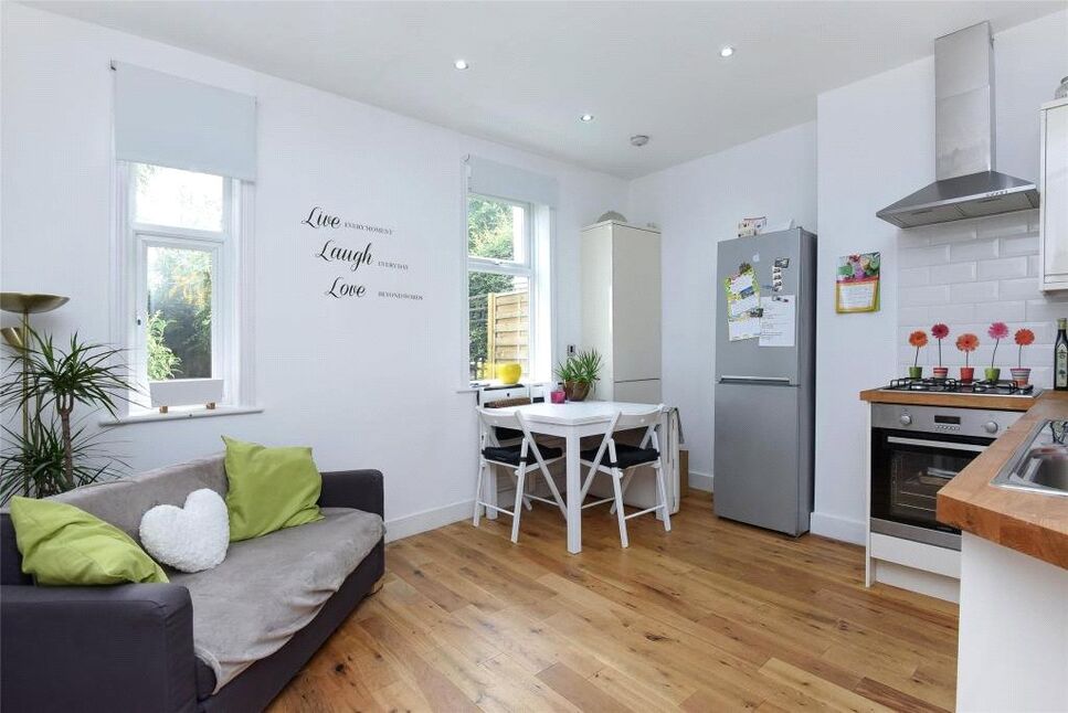 Flat Pollards Hill North in Greater London