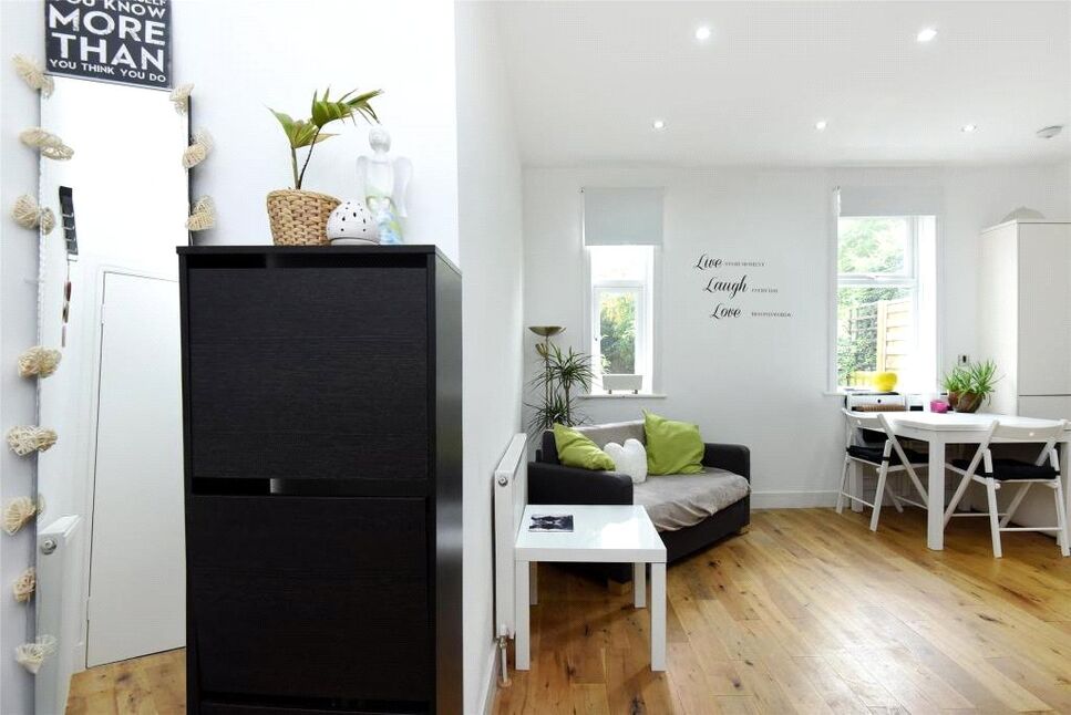 Flat Pollards Hill North in Greater London