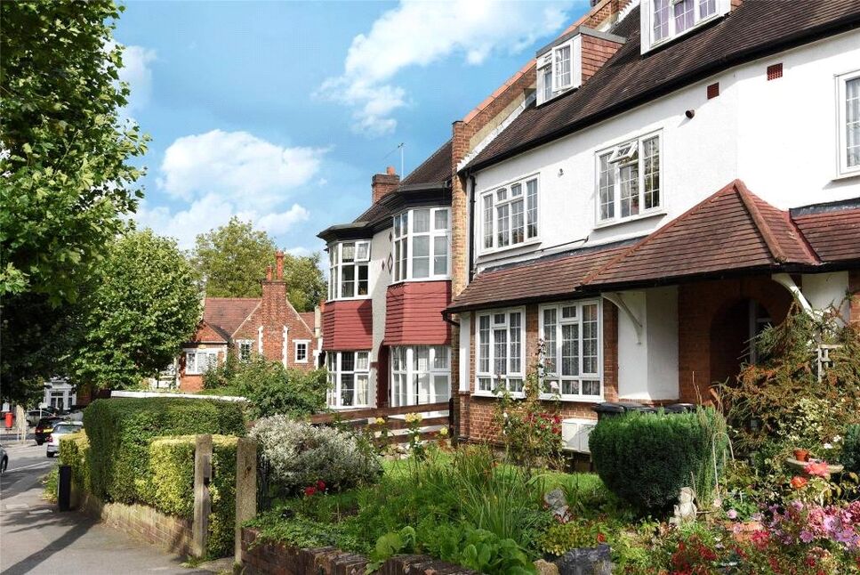 Flat Pollards Hill North in Greater London
