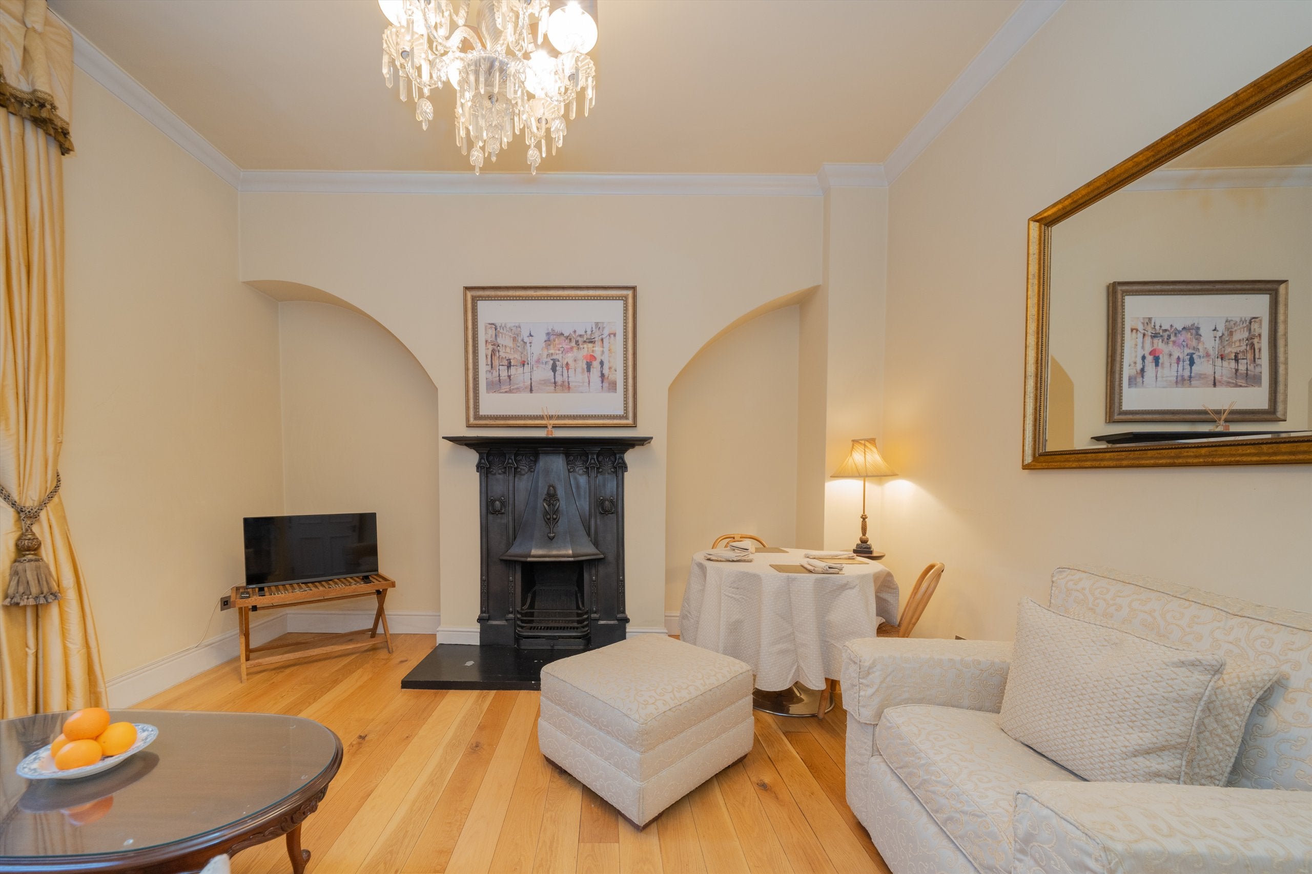 Flat Kensington Court in Greater London