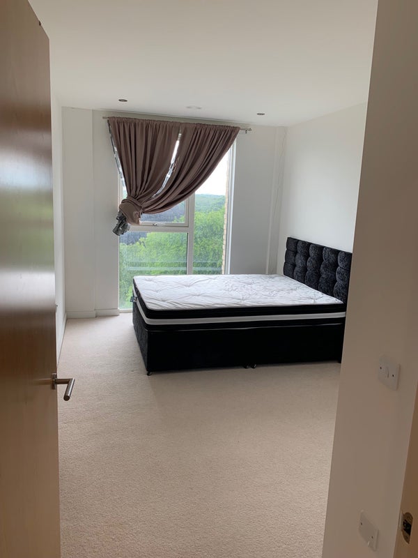 Room Clovelly Road in Greater London