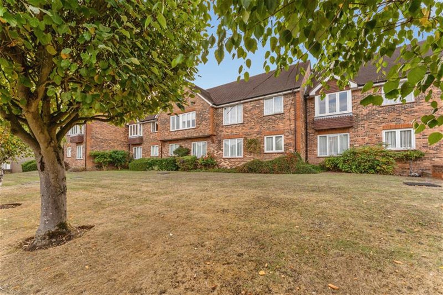 Flat Sutton Crescent in Greater London