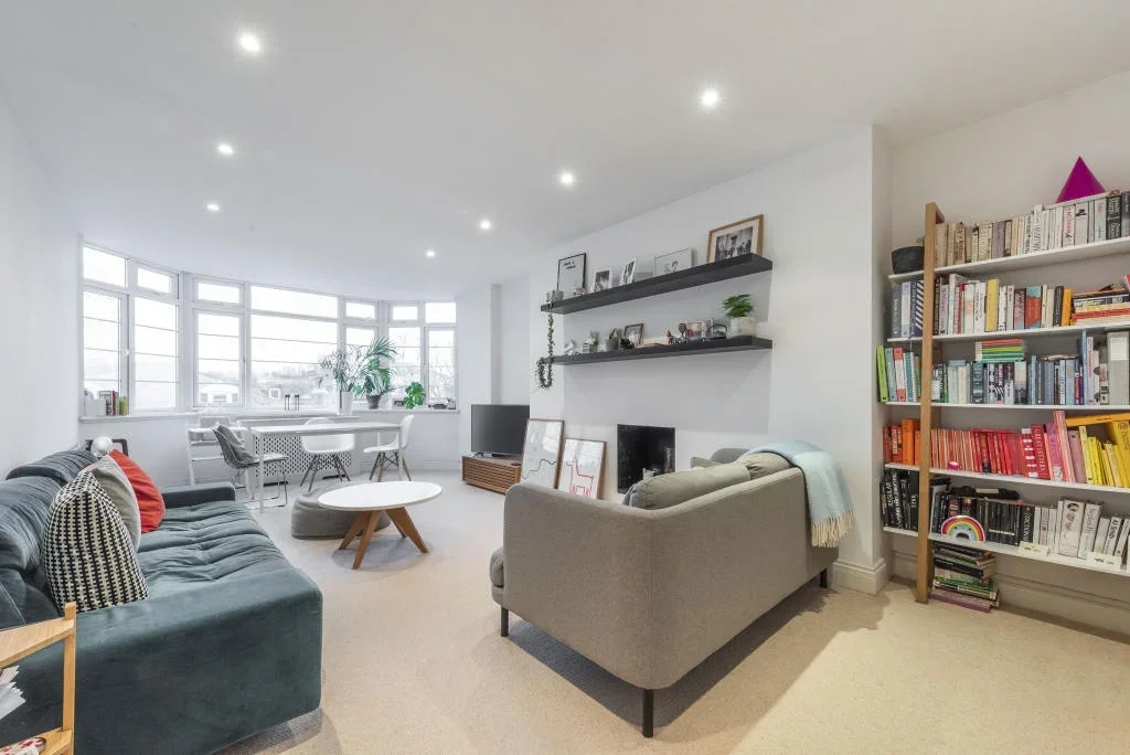 Flat Hillfield Court in Greater London