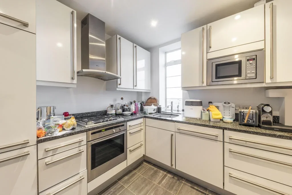 Flat Hillfield Court in Greater London