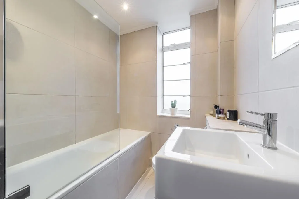 Flat Hillfield Court in Greater London