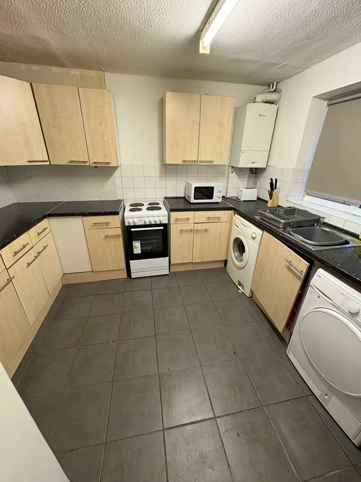 Room Gales Drive in Crawley