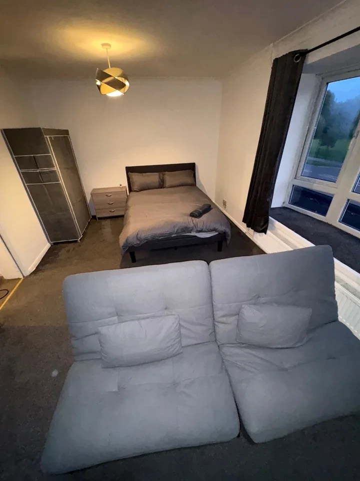 Room Gales Drive in Crawley