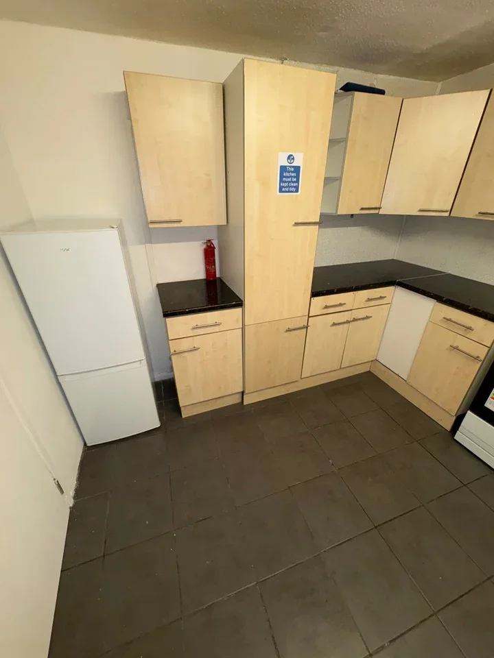 Room Gales Drive in Crawley
