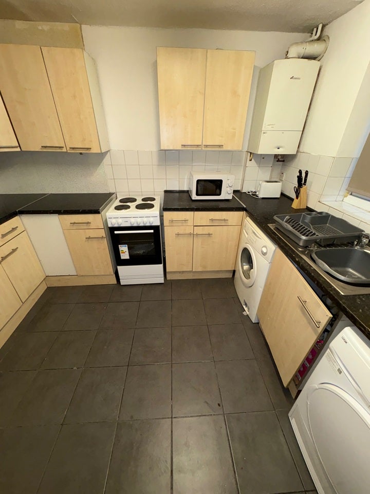 Room Gales Drive in Crawley
