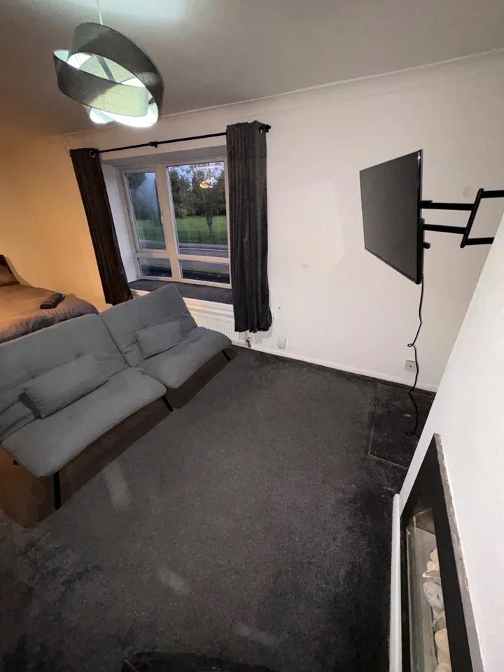 Room Gales Drive in Crawley