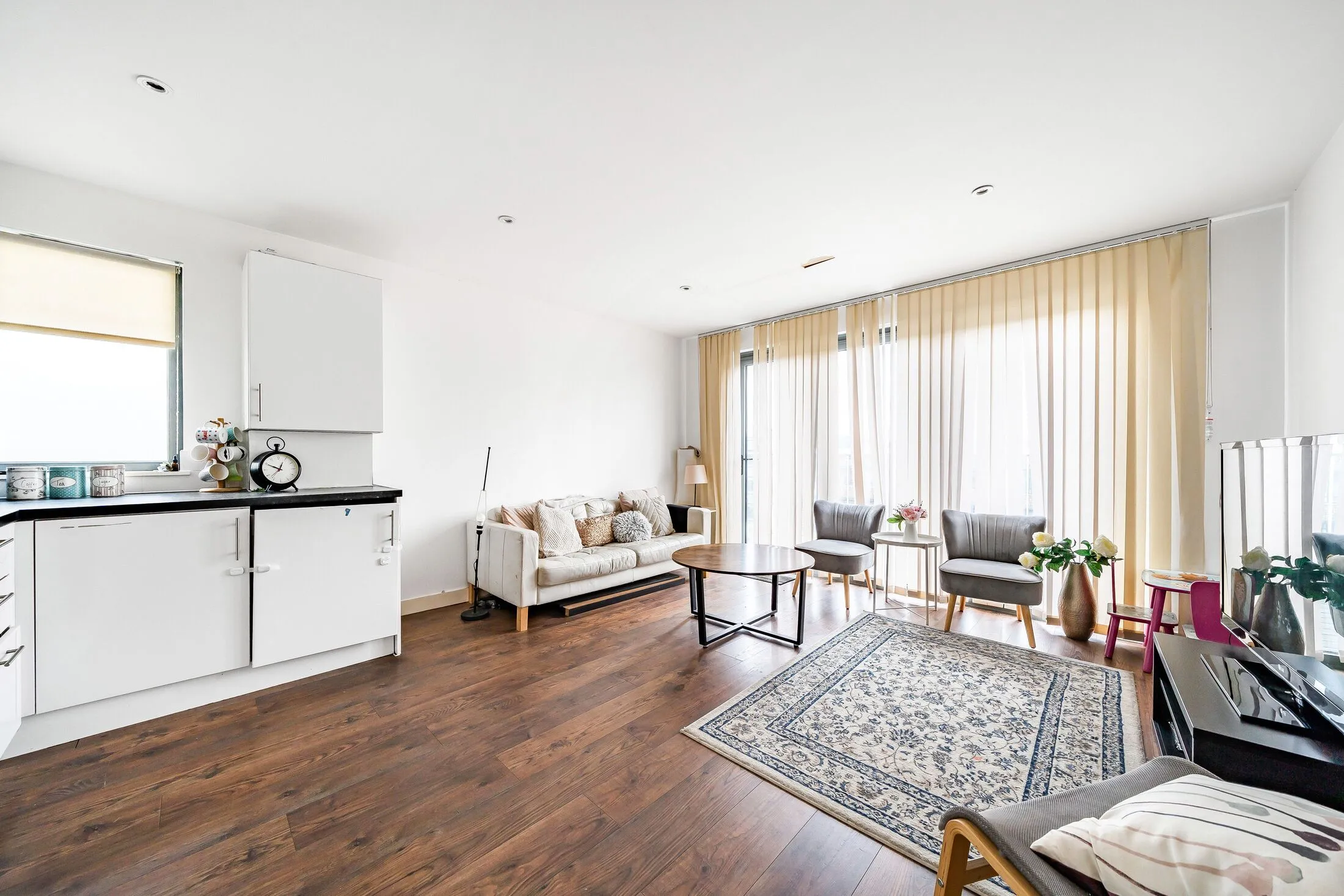 Flat Imperial Drive in Greater London