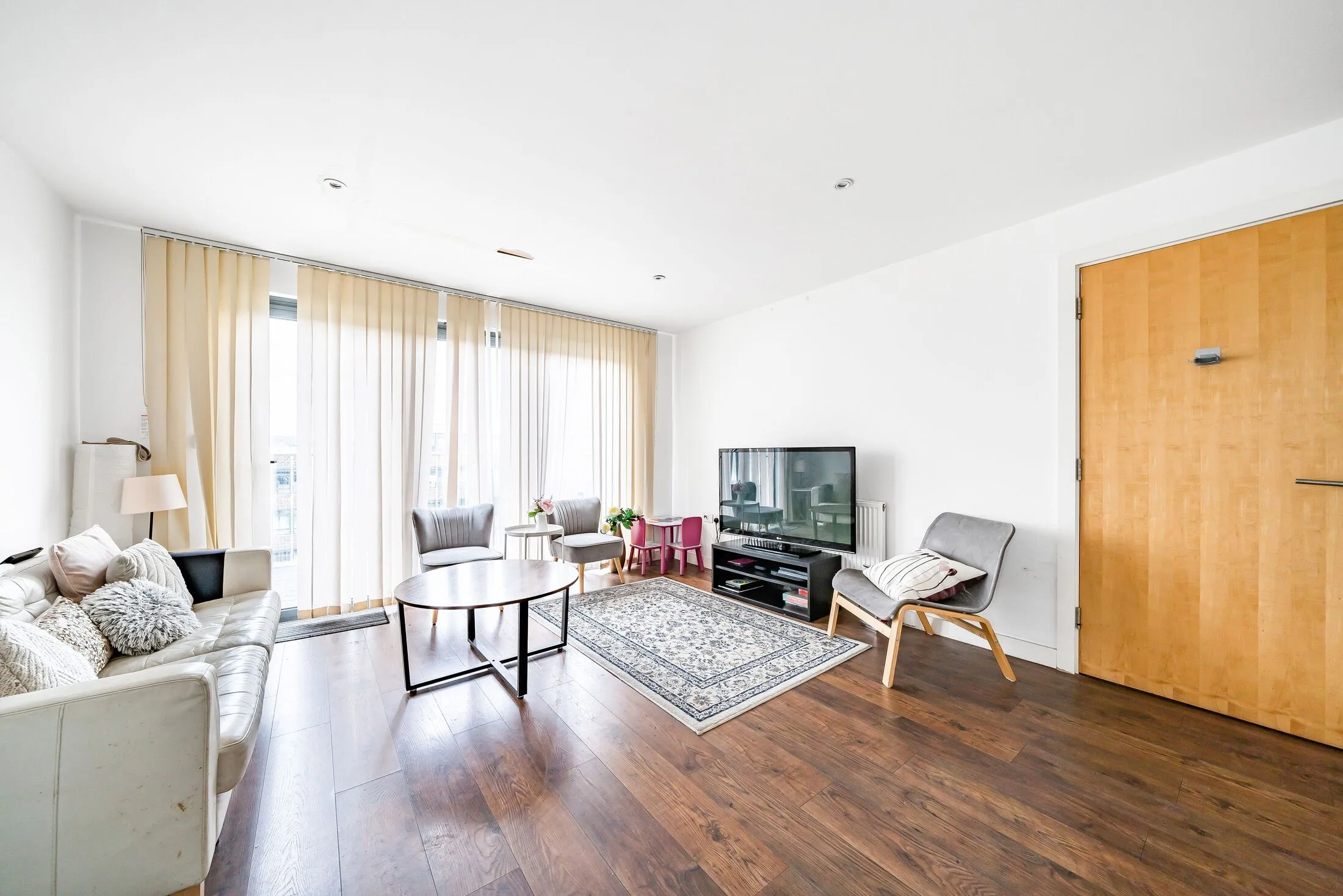 Flat Imperial Drive in Greater London
