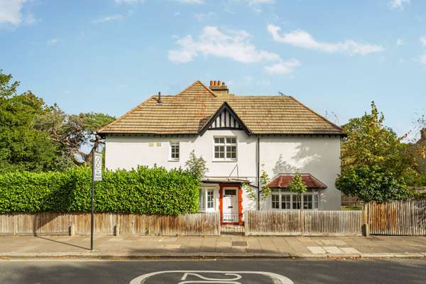 House Cleveland Road in Greater London