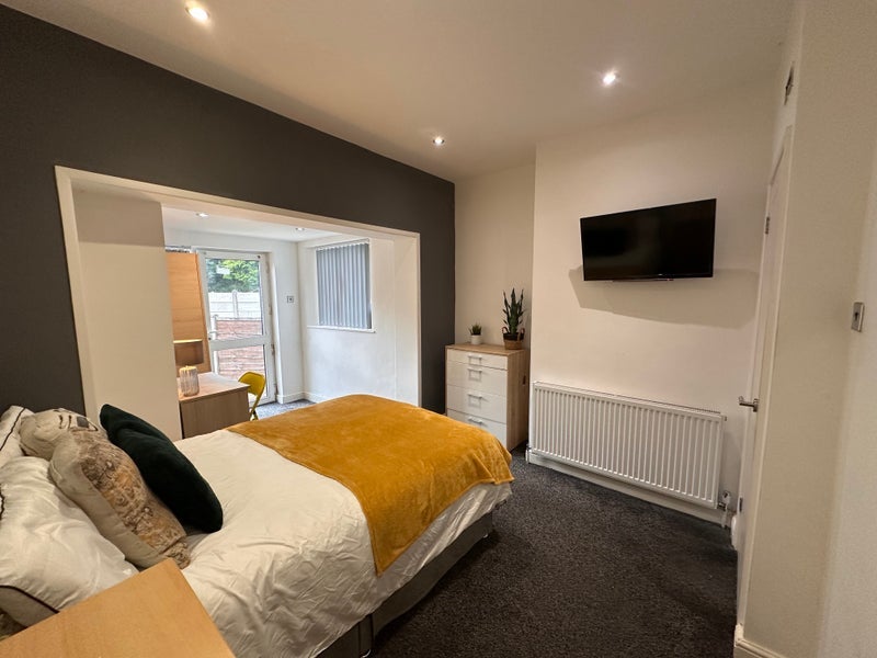 Room Minerva Road in Farnworth