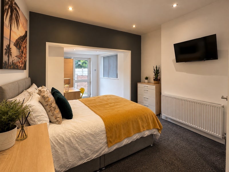 Room Minerva Road in Farnworth