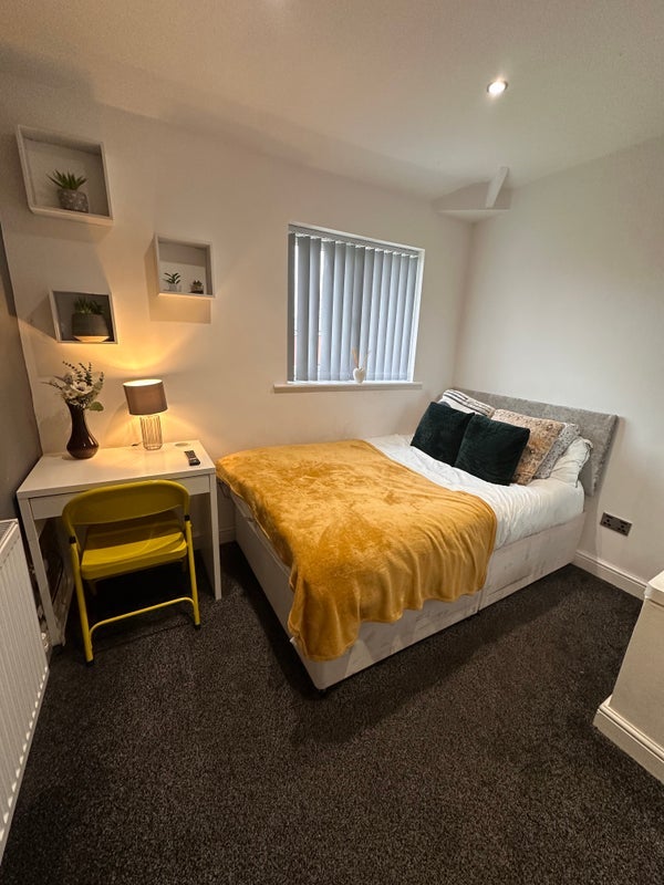 Room Minerva Road in Farnworth