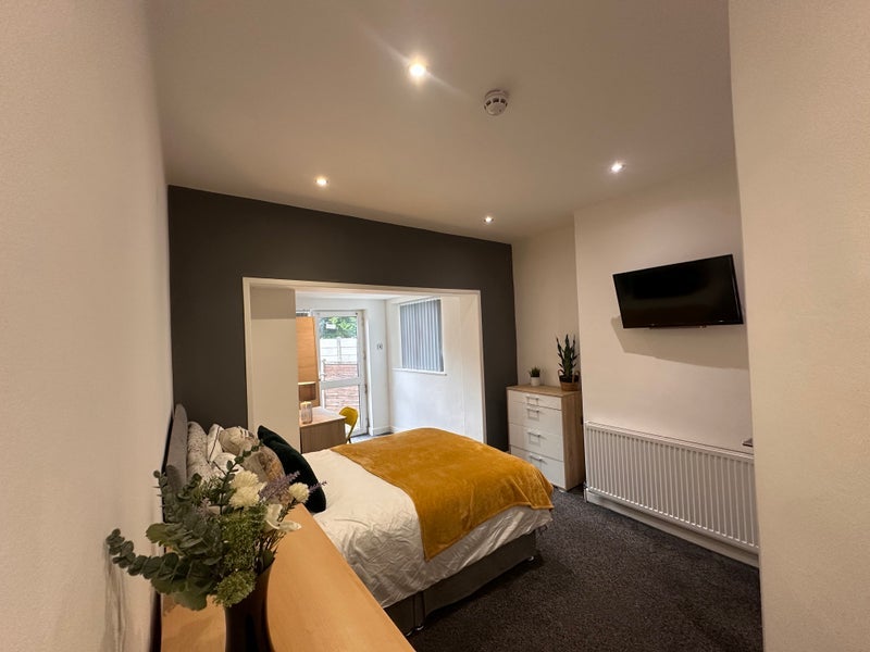 Room Minerva Road in Farnworth