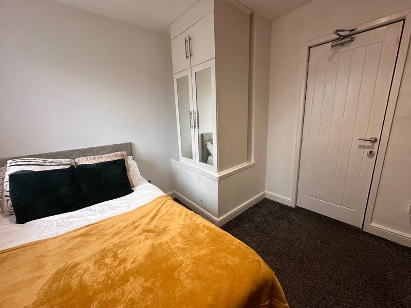 Room Minerva Road in Farnworth
