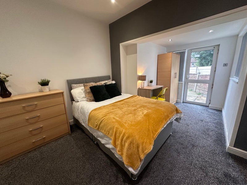 Room Minerva Road in Farnworth