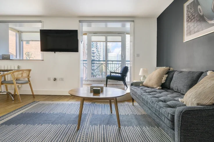 Flat Pepper Street in Greater London