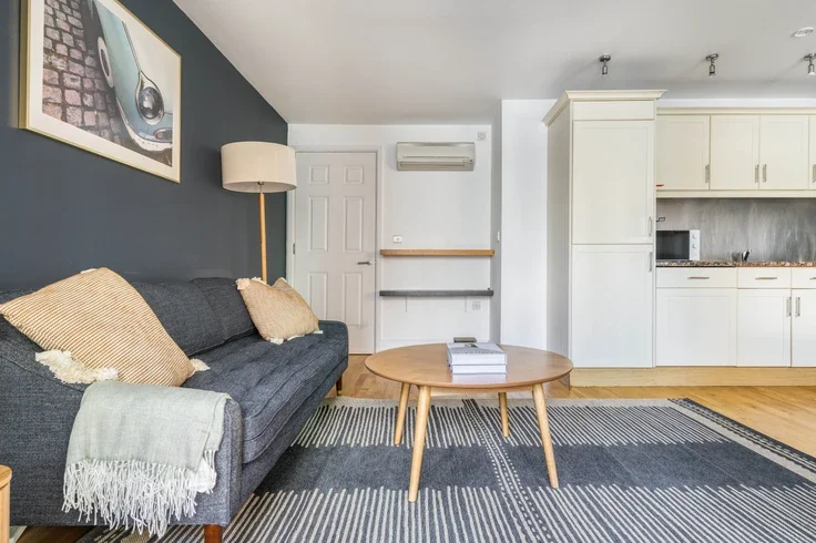 Flat Pepper Street in Greater London