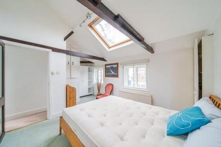 Flat Kew Road in Greater London