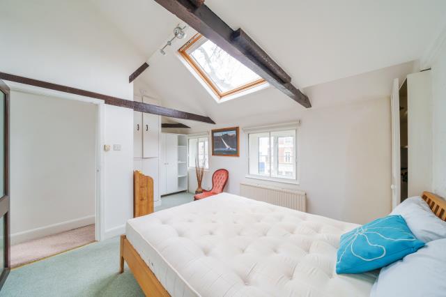 Flat Kew Road in Greater London