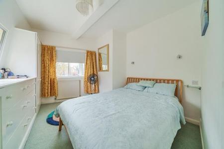 Flat Kew Road in Greater London