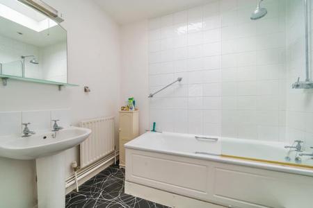 Flat Kew Road in Greater London