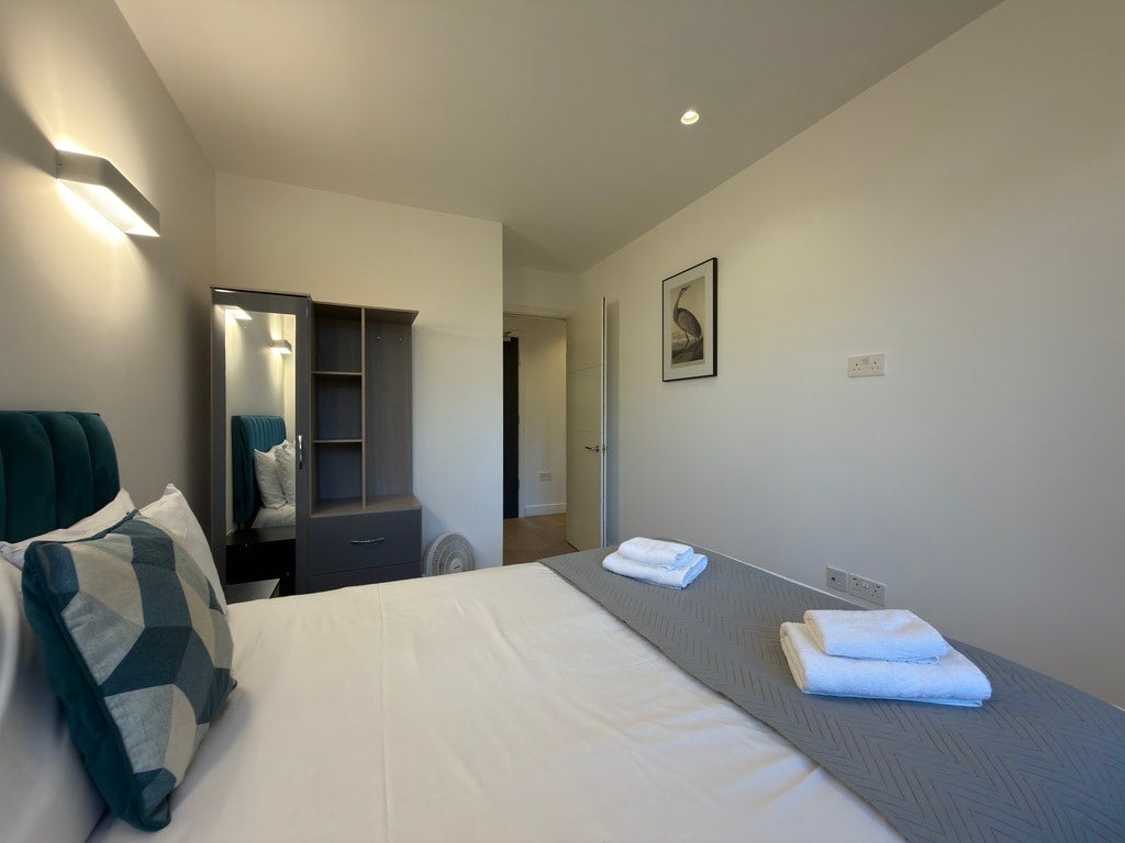 Flat Harlequin Avenue in Greater London