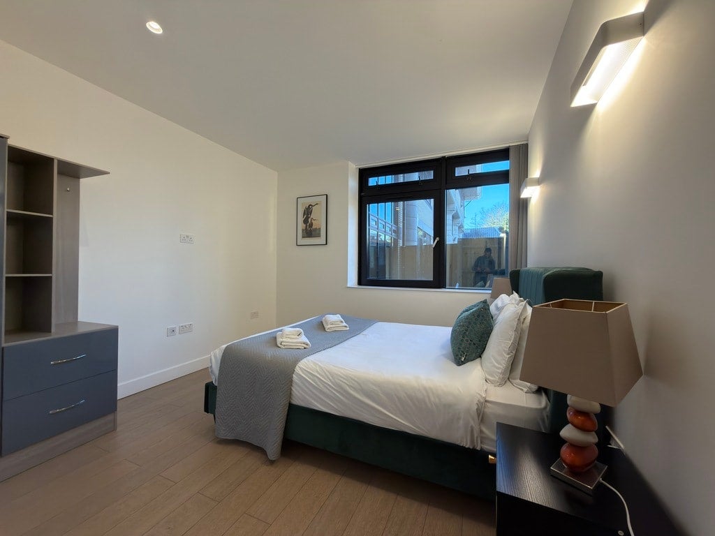 Flat Harlequin Avenue in Greater London