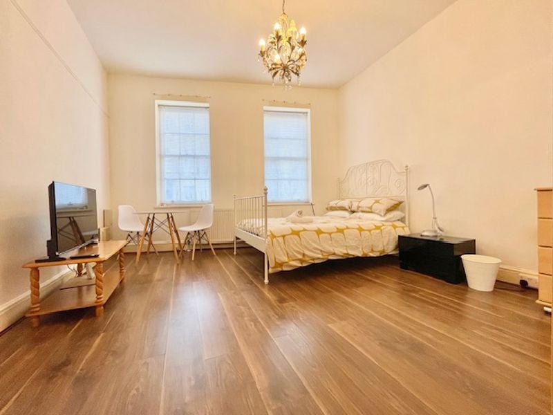Flat Warren Street in Greater London