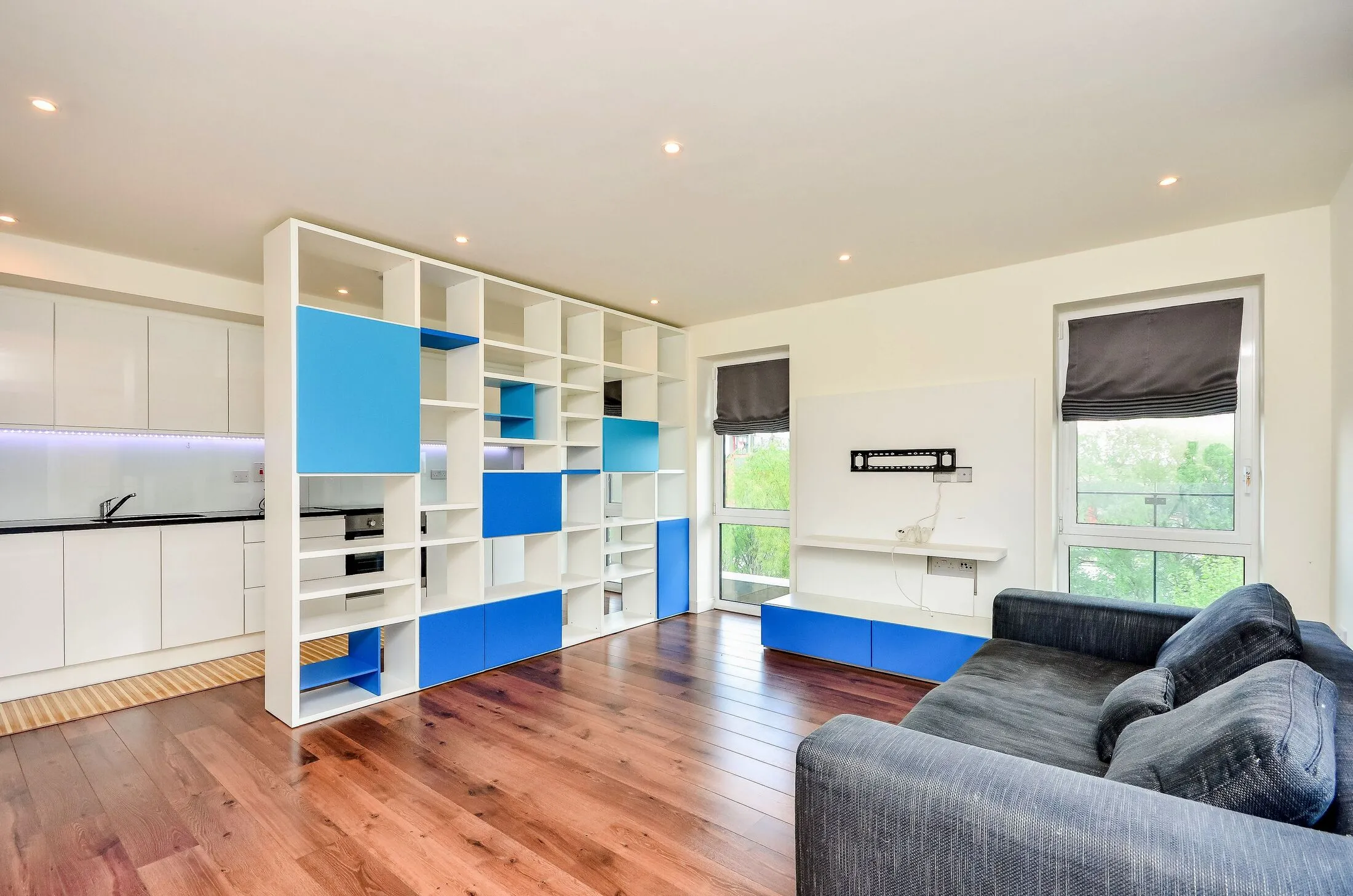 Flat Enterprise Way in Greater London