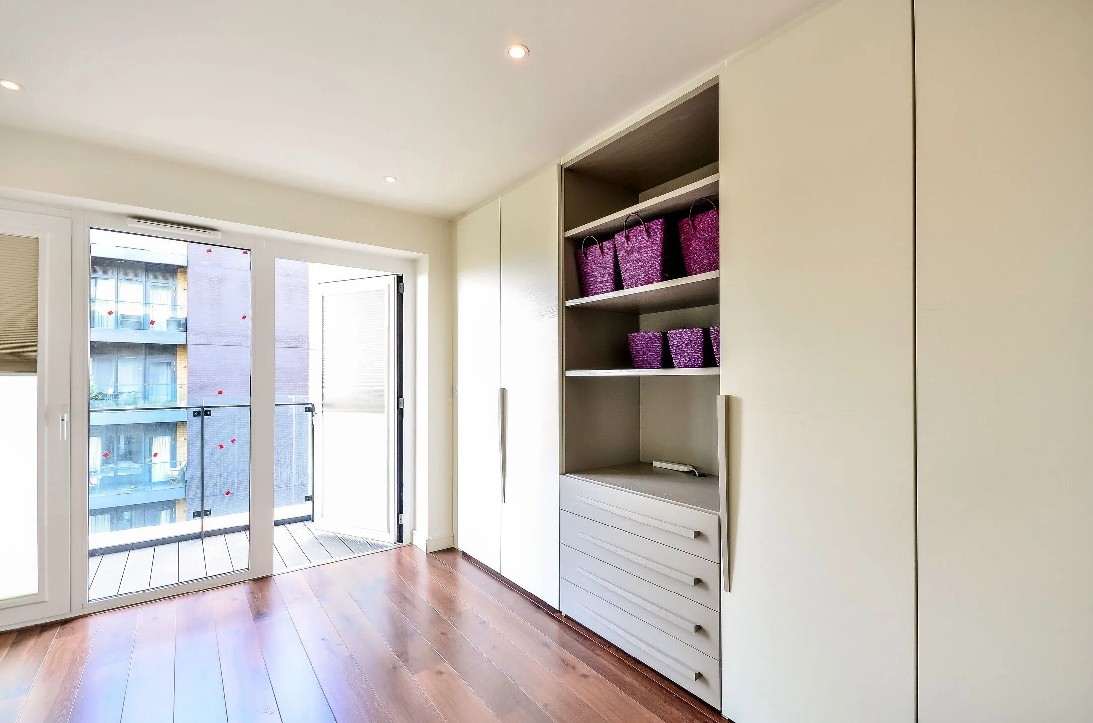 Flat Enterprise Way in Greater London