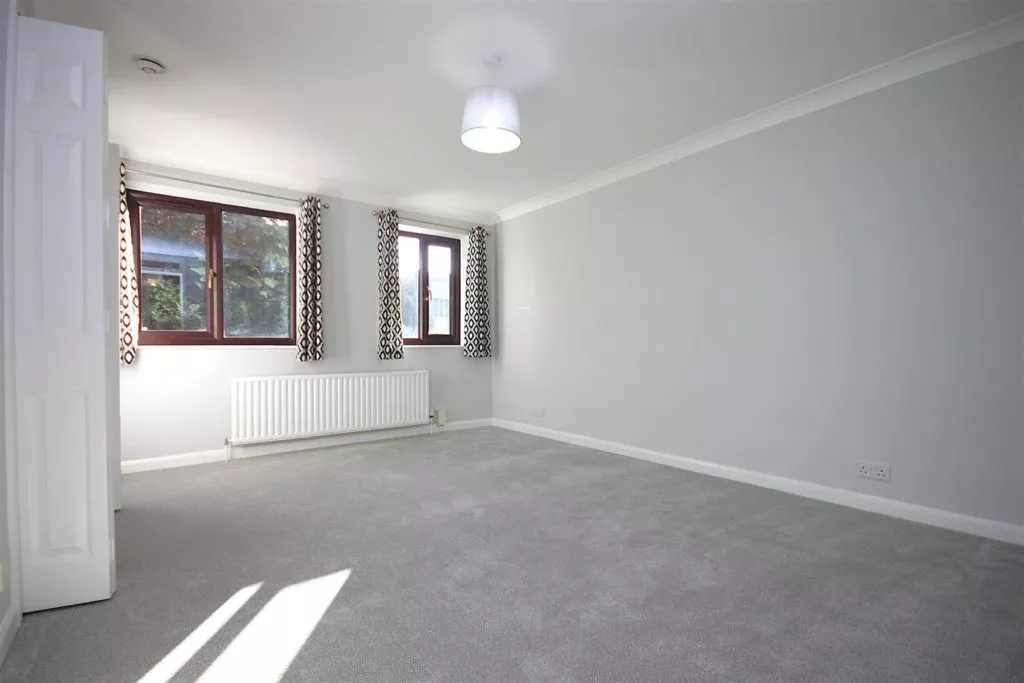 Flat Emlyn Lane in Mole Valley