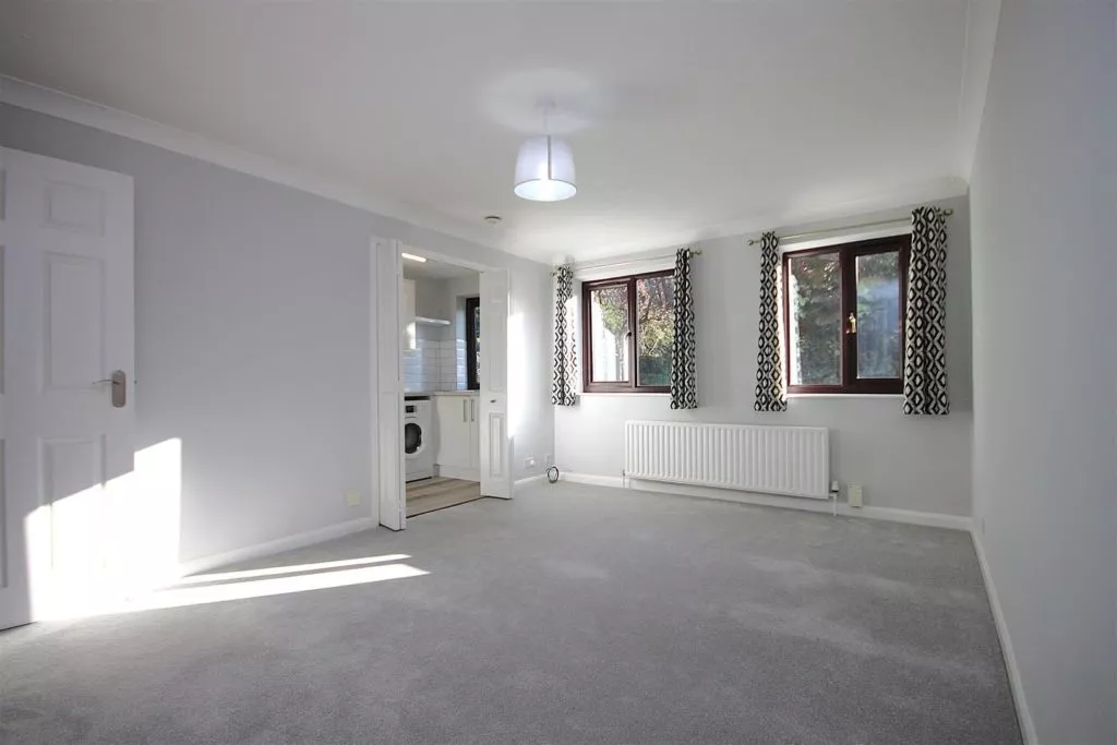 Flat Emlyn Lane in Mole Valley