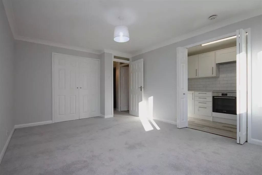 Flat Emlyn Lane in Mole Valley