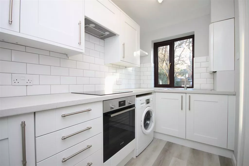 Flat Emlyn Lane in Mole Valley