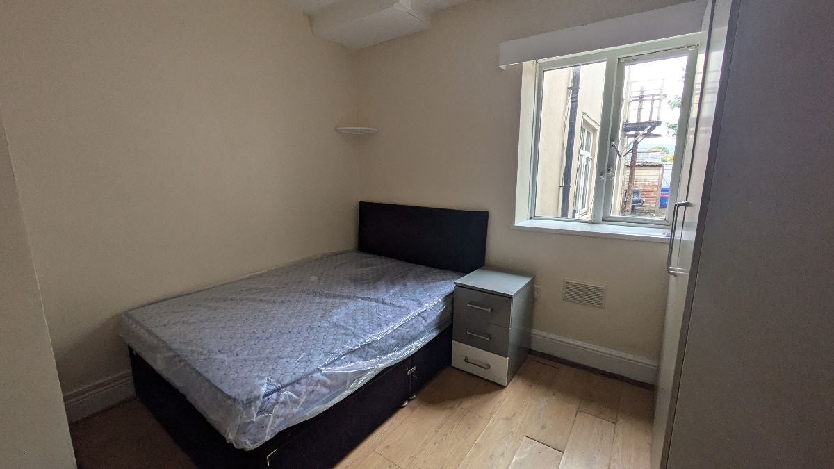Flat Cathays Terrace in Cardiff