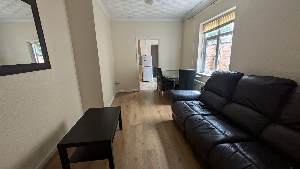 Flat Cathays Terrace in Cardiff