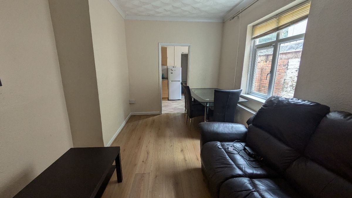 Flat Cathays Terrace in Cardiff